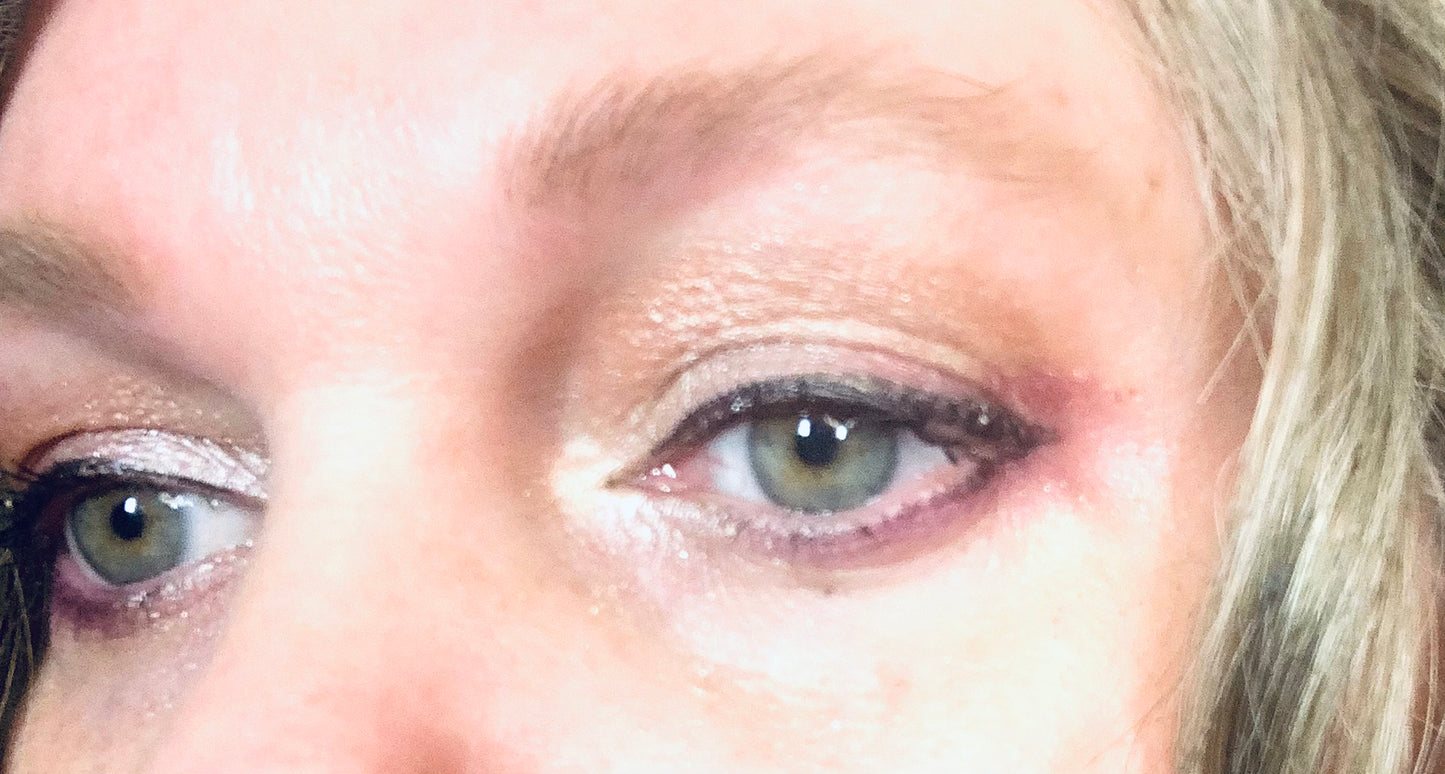 16 eyeshadow with glitter