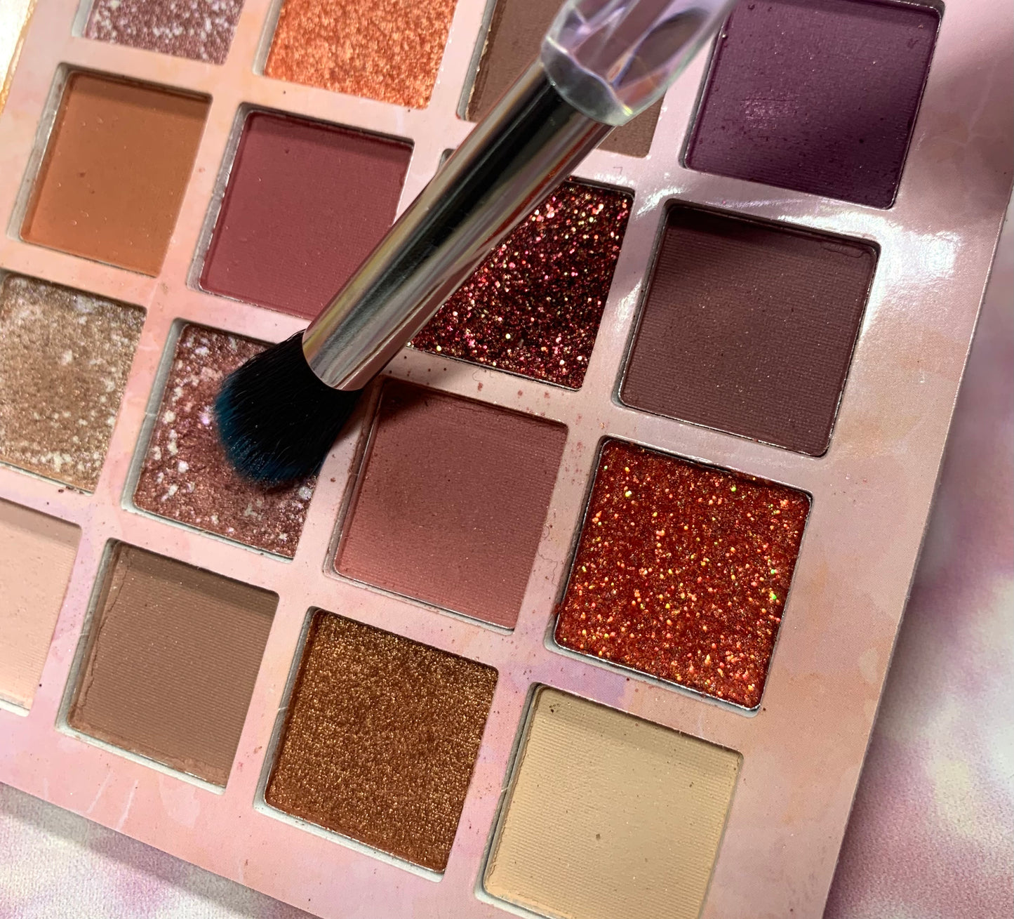 16 eyeshadow with glitter