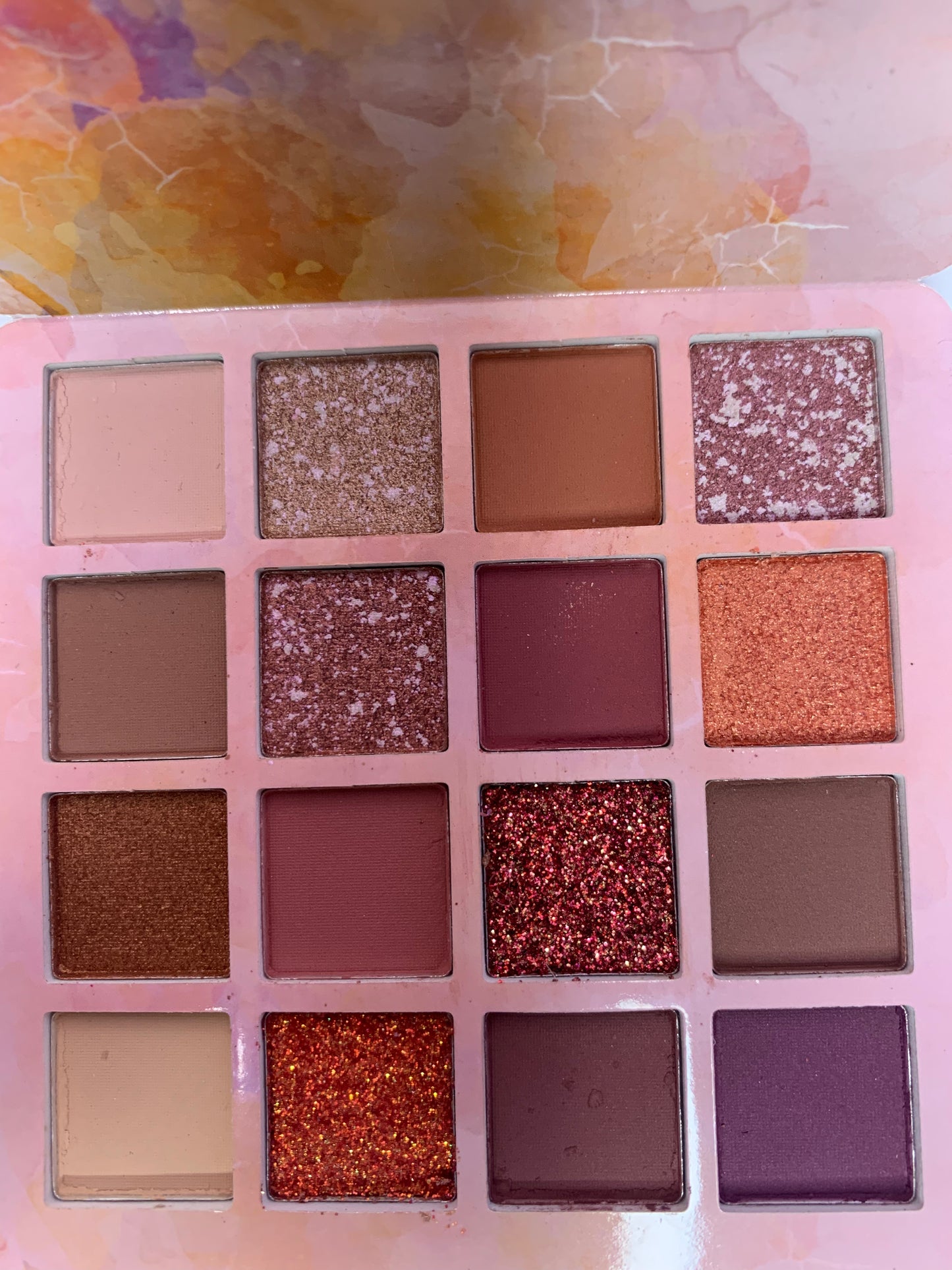 16 eyeshadow with glitter